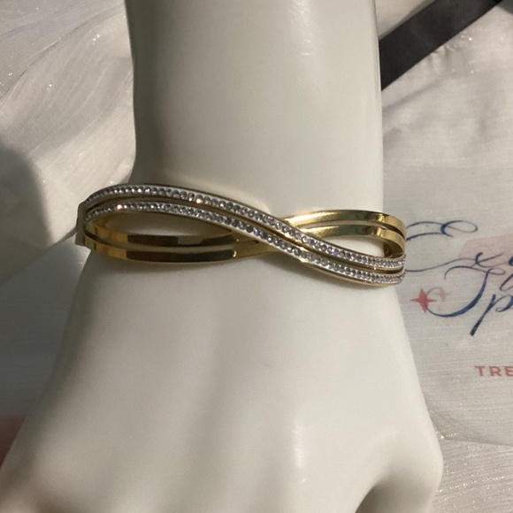 🖤Gorgeous Gold Plated Crossover infinity bracelet bangle - Picture 4 of 17